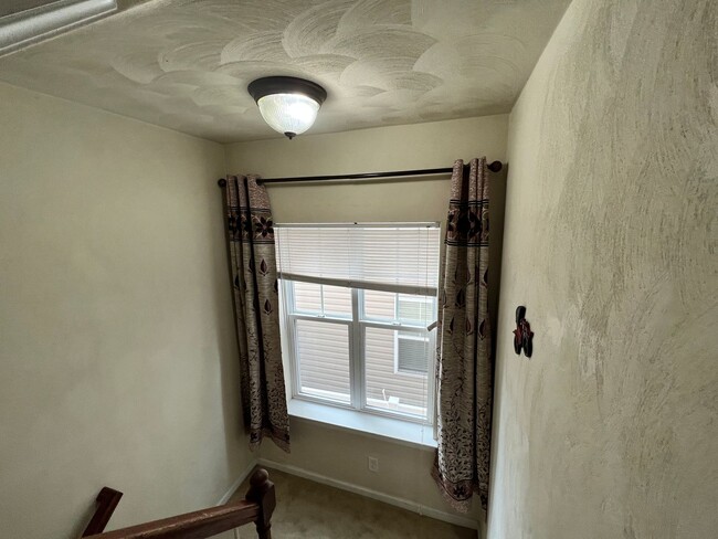 Building Photo - 3 bedroom home in sought after Whitaker Pl...