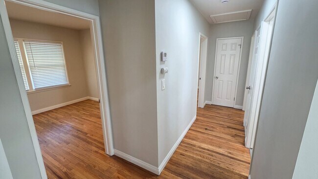 Building Photo - Beautiful 3 Bed 1 Bath House With Double Garage Available Now!