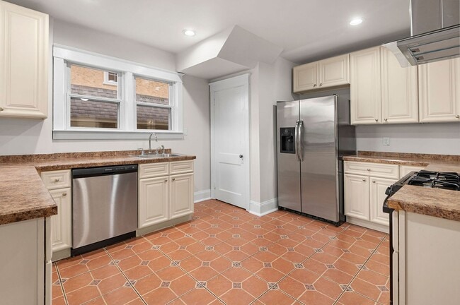 Building Photo - Single family home with hardwood floors th...