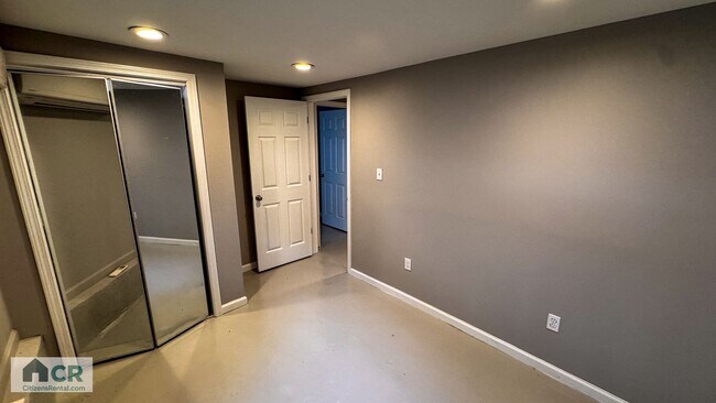 Building Photo - HUGE 9 bedroom house just a few blocks fro...