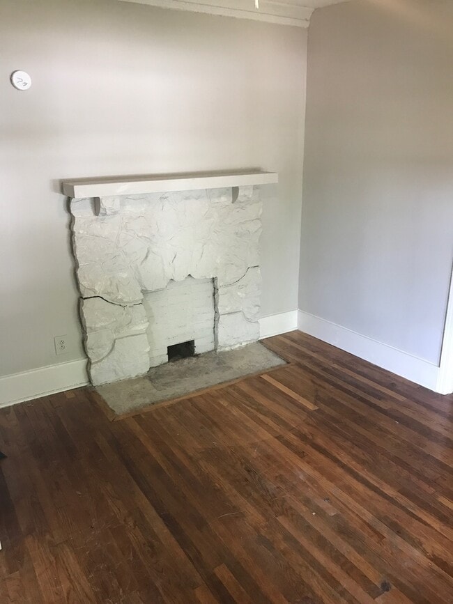 Building Photo - 4 Bed, 2 Bath Near UOM