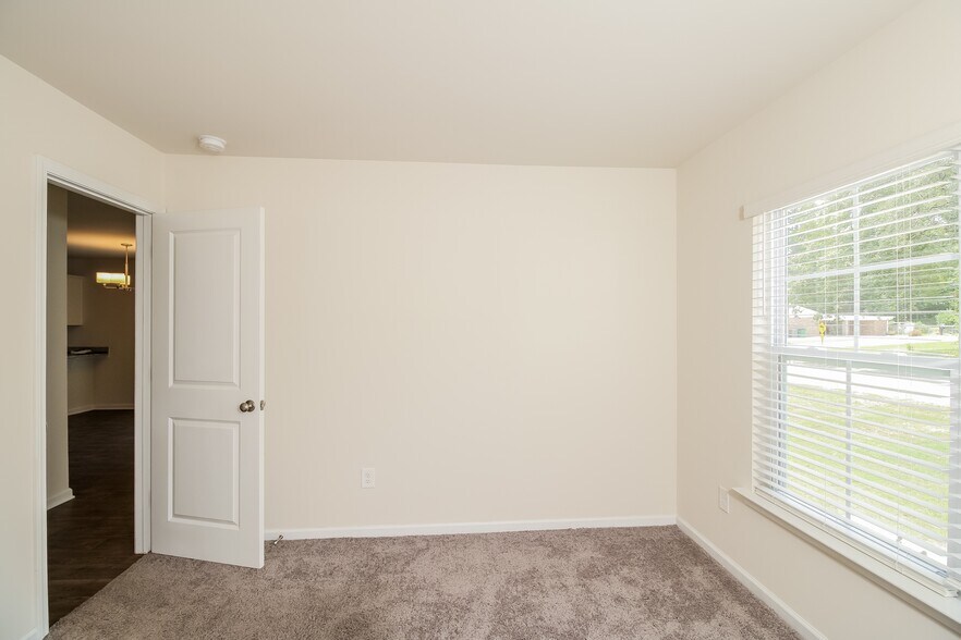 Building Photo - 1907 Bay St