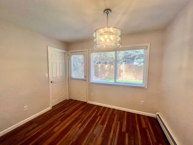 Building Photo - Gorgeous 2 Bed 1.5 Bath Condo For Rent