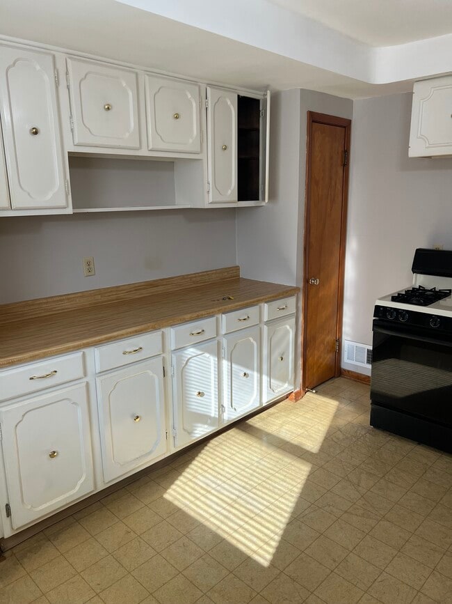 Building Photo - 6125 Ridge Rd.