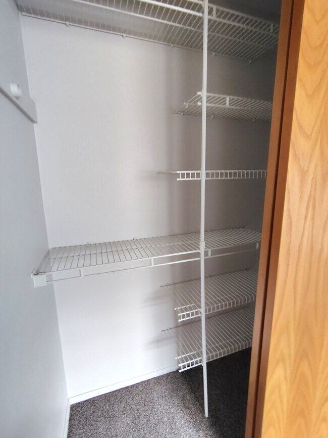 Building Photo - ******* FANTASTIC RAMBLER in friendly neig...
