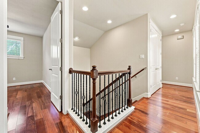 Building Photo - 303 Zennia St