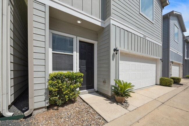 Building Photo - 1815 Crestdale Dr