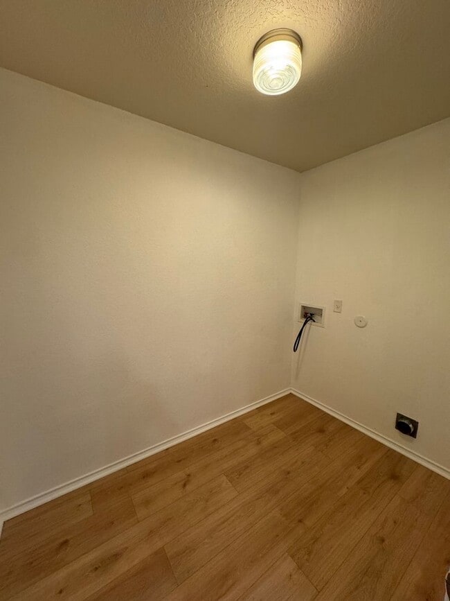 Building Photo - FREE RENT WITH QUICK MOVE IN UP TO NOVEMBER 1ST!!!  CUTE ONE STORY FEATURING WOOD STYLE VINYL PLA...