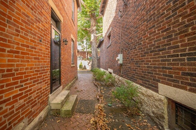 Building Photo - 561 S 5th St