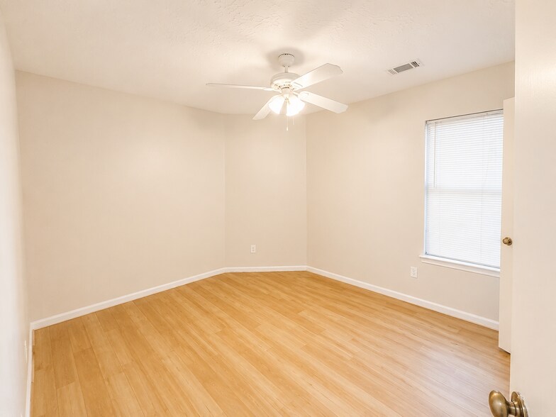 Guest bedroom #1 - 12826 Careywood Dr
