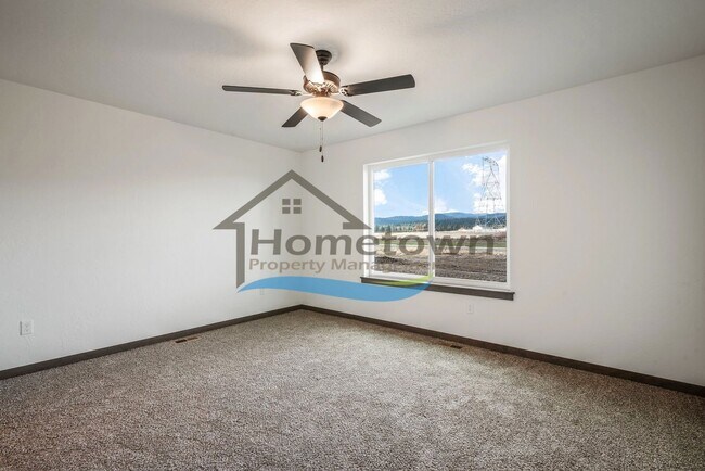 Building Photo - 3-Bedroom, 2-Bathroom Home with 3-Car Gara...