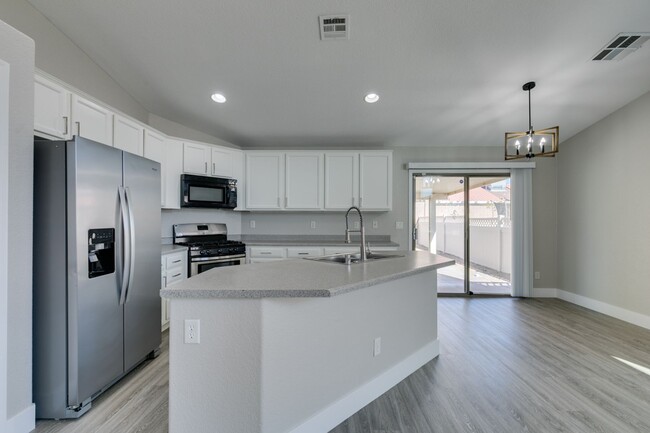 Building Photo - REMODELED 5 BEDROOM HOME IN NORTH LAS VEGAS