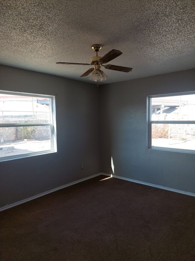 Building Photo - 3 bedroom 2 bathroom beautiful rental ! Av...