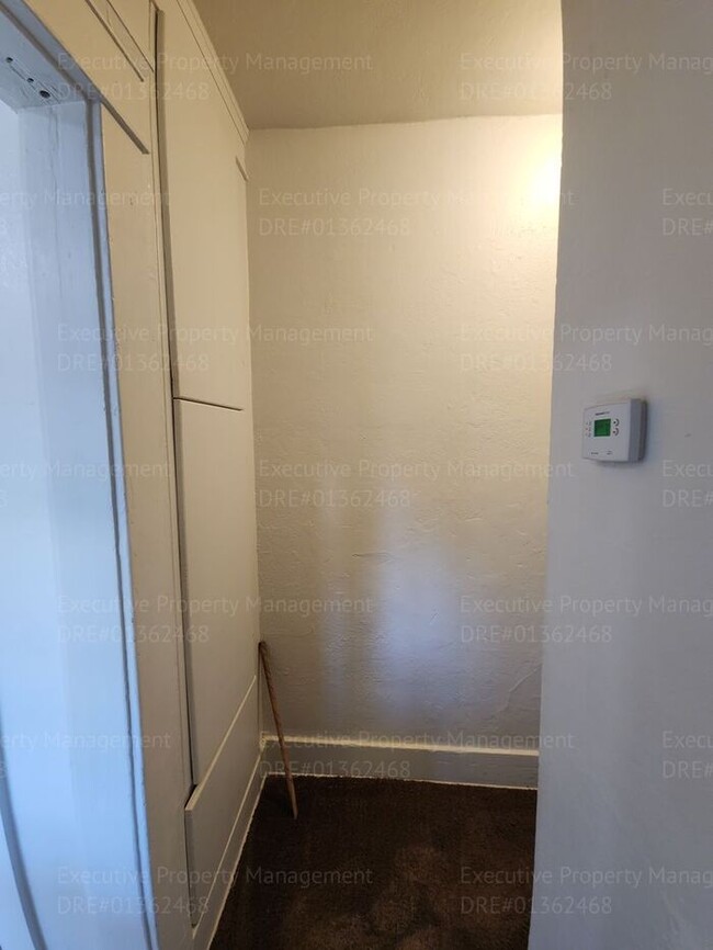 Building Photo - Move in ready. 3 bedrooms/ 1.5 bath, yard,...