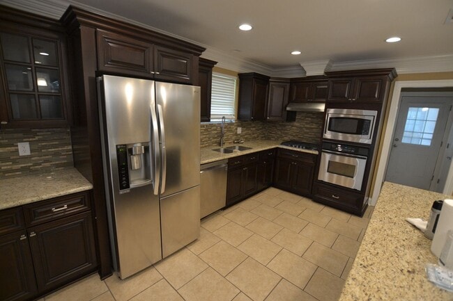 Building Photo - Must See!  Beautifully remodeled 3 bedroom, 2 bath home in Park Forest - Oakcrest Subdv