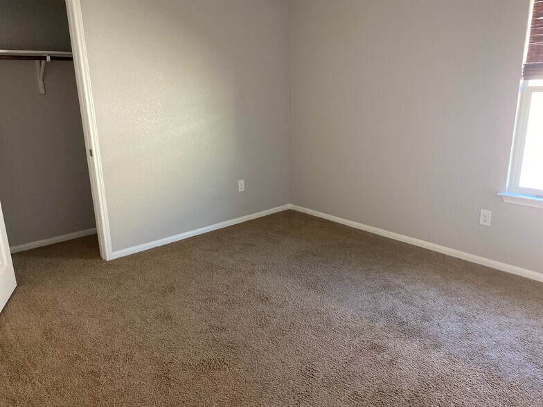 Building Photo - Room in House on Tilmon Ln