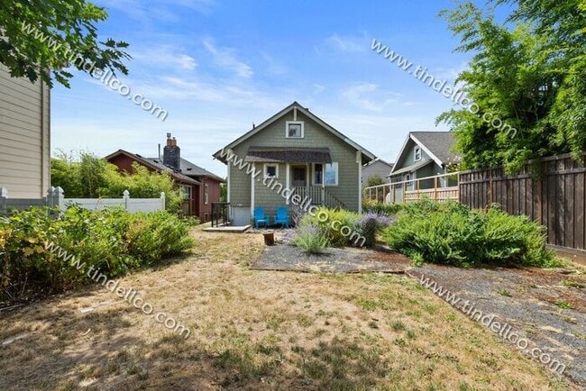 Building Photo - Pet Friendly 4 bedroom 2 bathroom home located blocks from University of Portland!