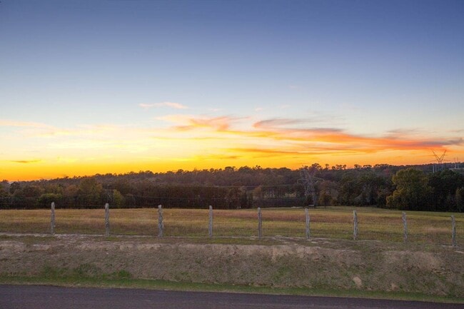 Building Photo - 3 Bed 2 Bath Duplex in West Tyler!