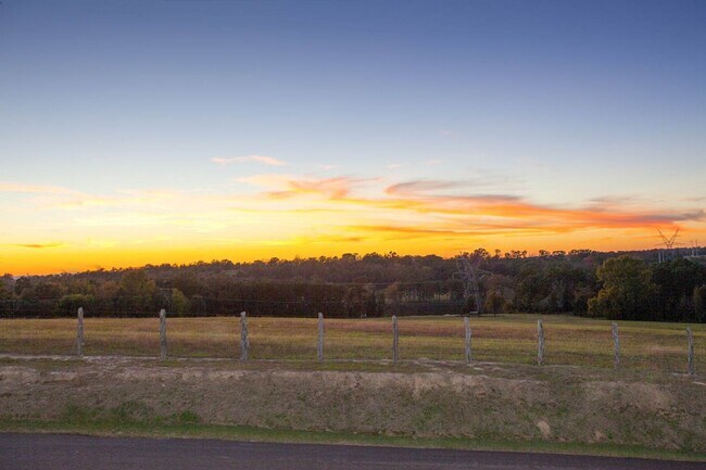 Building Photo - Stunning 3 Bedroom 2 Bath Duplex in West Tyler!