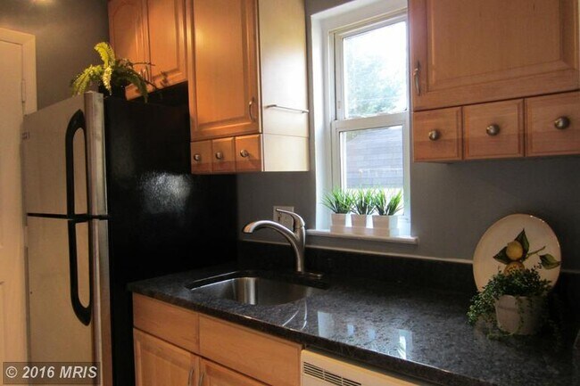 Building Photo - 906 S Highland St