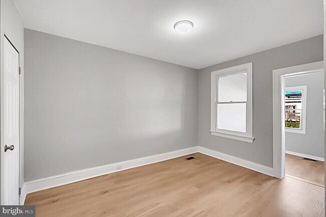Building Photo - 727 Otis Pl NW