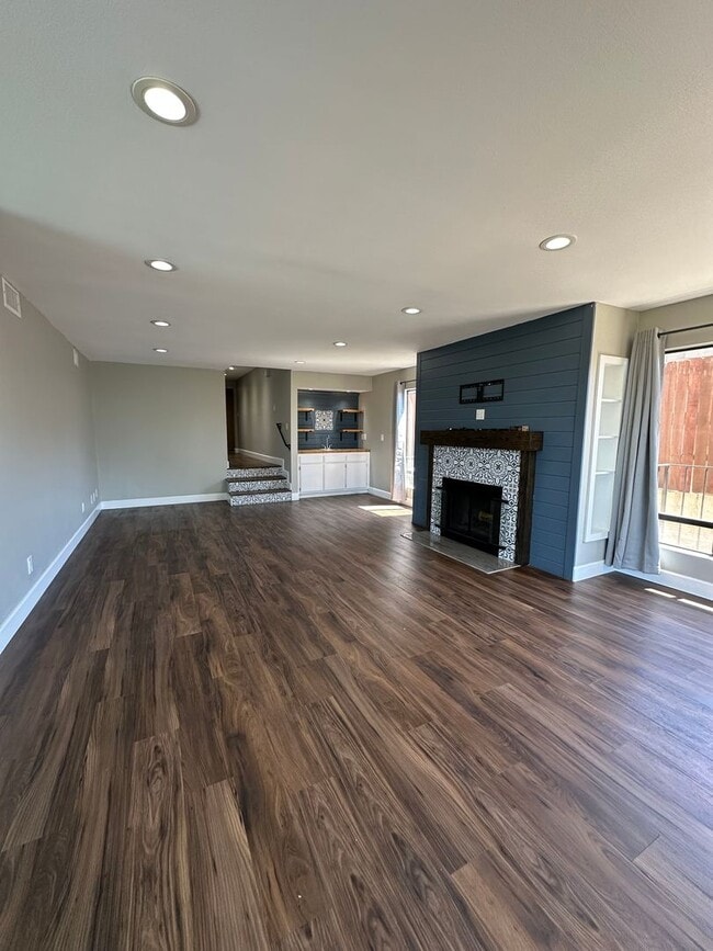Building Photo - Huge 2 Bedroom 2 Bath Available For Immedi...