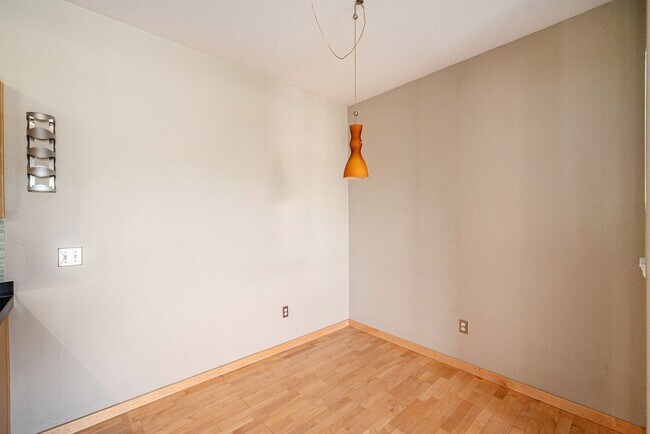 Building Photo - 3-Bedroom Condo Available Immediately