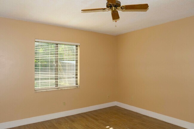 Building Photo - Spacious & Bright 2BD/1BA Home – Move-In R...