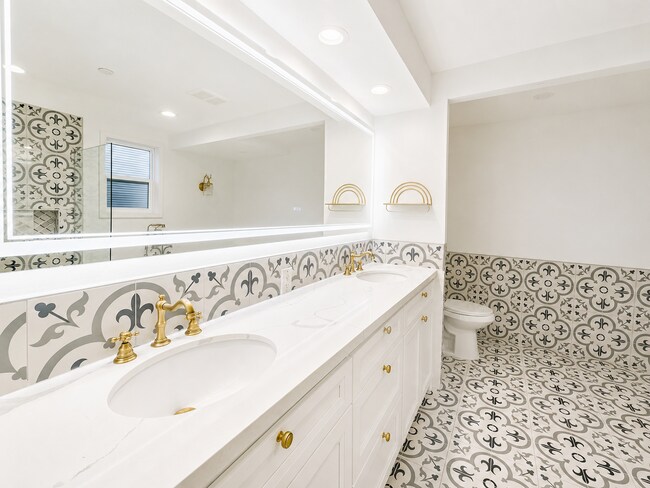 Building Photo - Beautifully Remodeled Home in Prime Kirkland Location | Designer Finishes | Spacious Layout | Top...