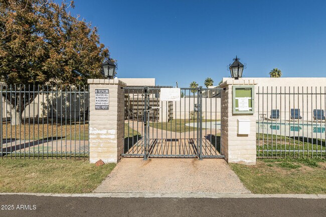 Building Photo - 2934 N 22nd Pl