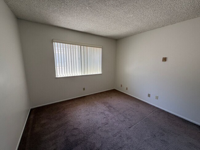 Building Photo - 752 W Hemlock St