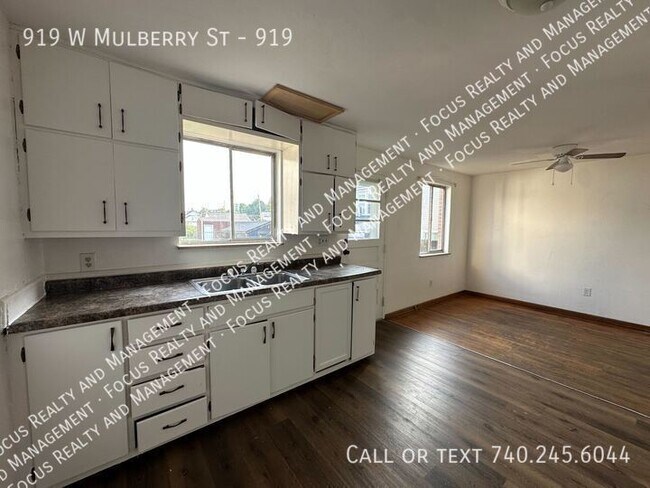 Building Photo - 919 W Mulberry St