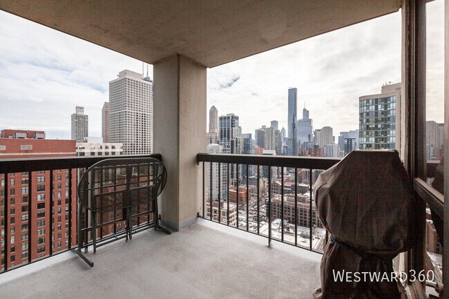 Building Photo - 1122 N Clark-3208