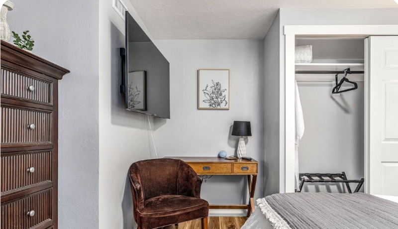 Building Photo - 444 N Oakley St