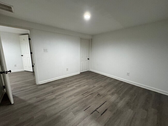 Building Photo - Near Westside 4 Bedroom 2 Bath