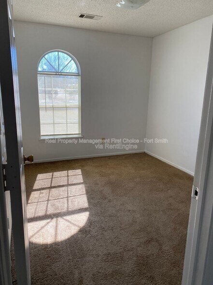 Building Photo - 3505 Ridgeway Dr