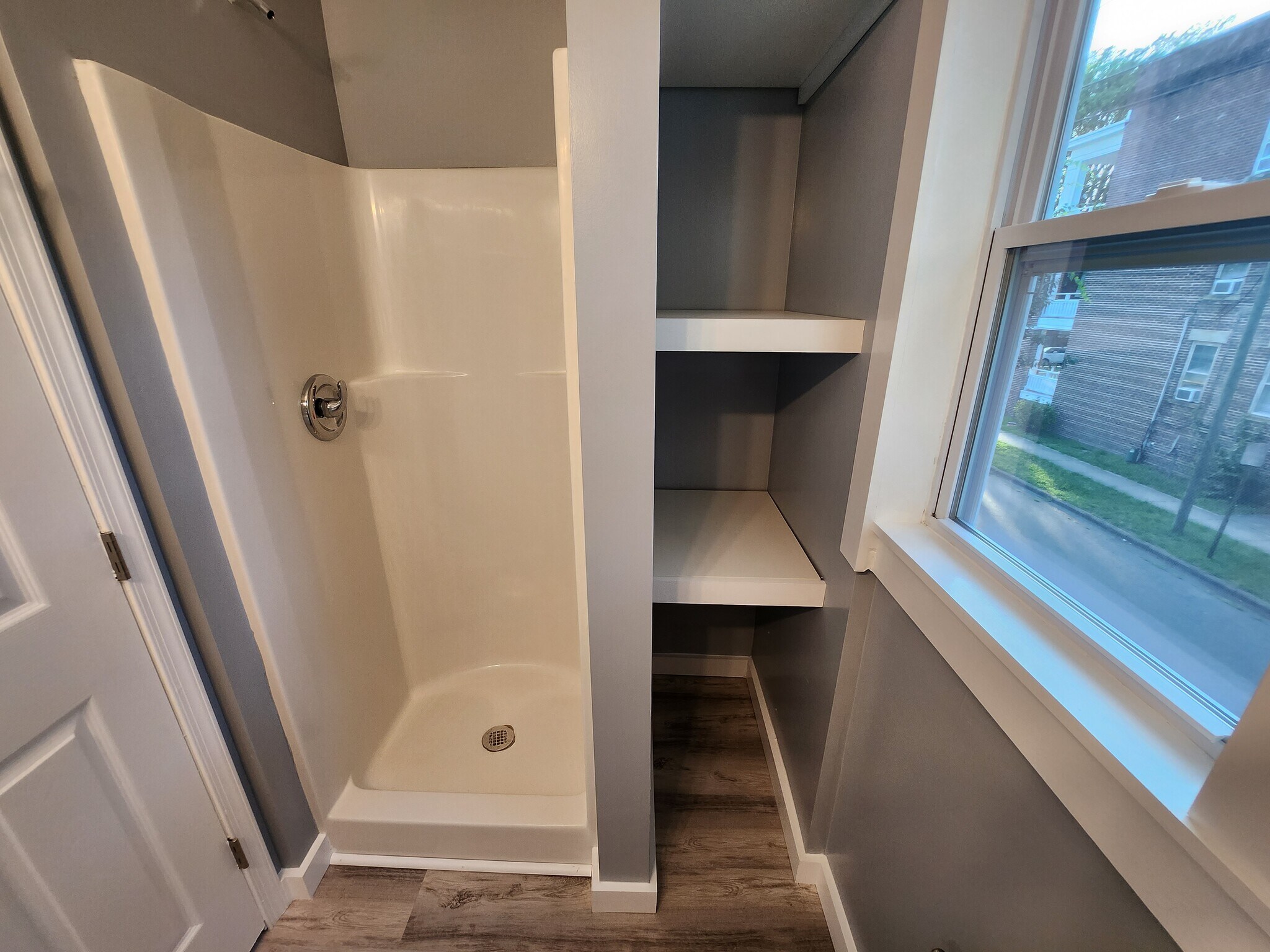 Walk-in shower. - 301 Broad St