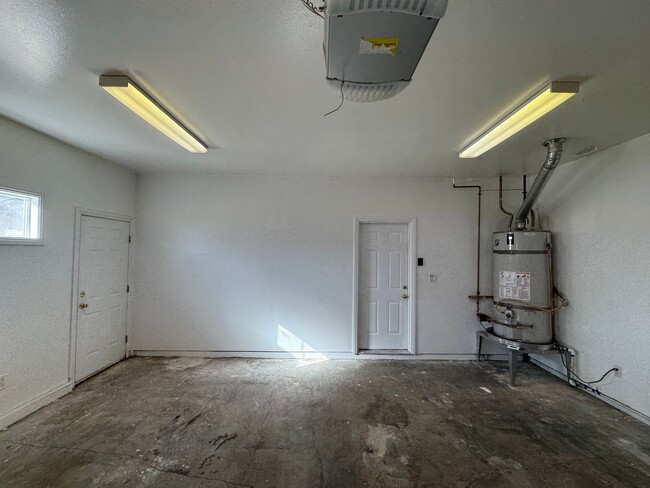 Building Photo - Beautifully Renovated 4 Bed 4 Bath House For Rent In Long Beach!