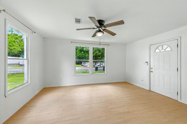 Building Photo - Remodeled 3 Bed/2 Bath Home with Bonus Upper Room Near Booming 9 Mile Rd Hub