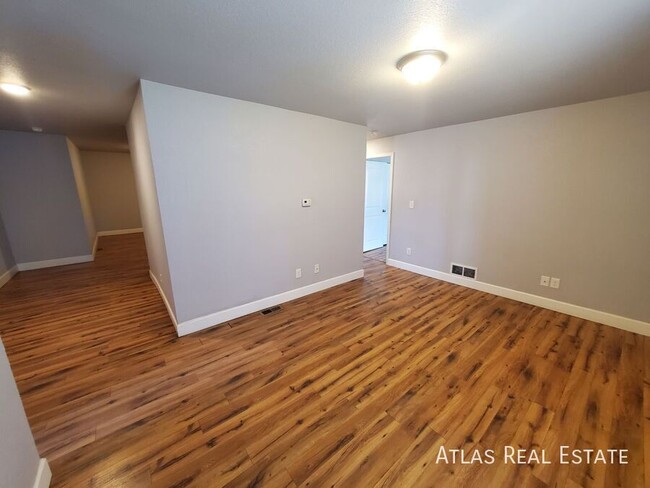 Building Photo - Beautifully Remodeled Ground Floor 2 Bed/1...