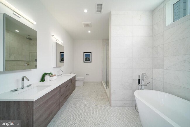 Building Photo - 142 S Front St