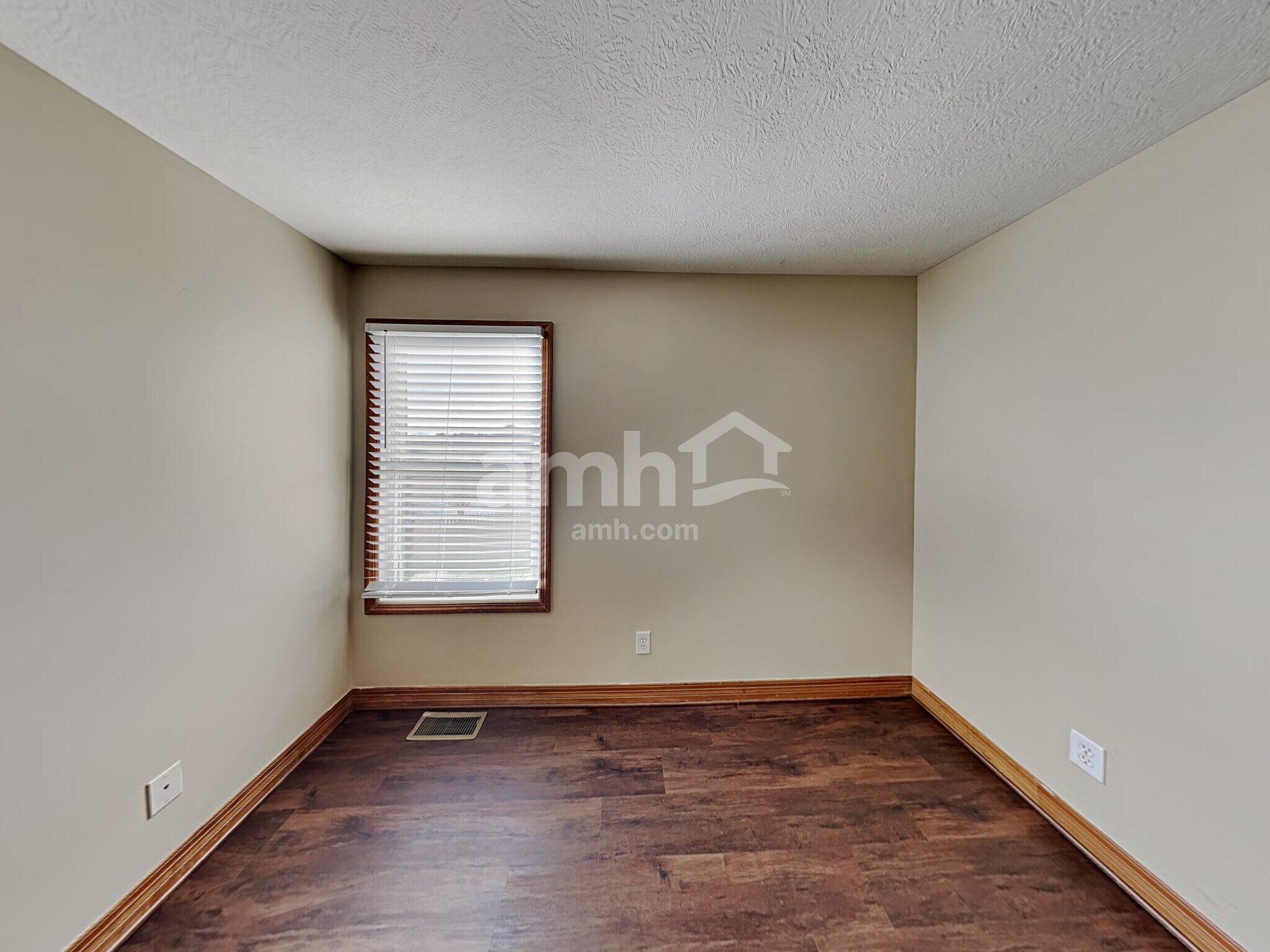Building Photo - 811 Corylus Dr SW