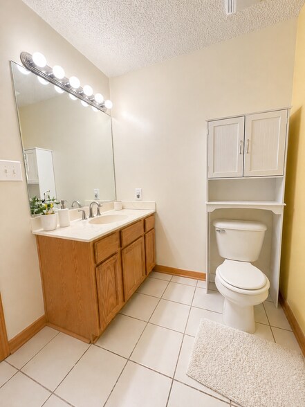 Building Photo - 811 Burr Oaks Dr