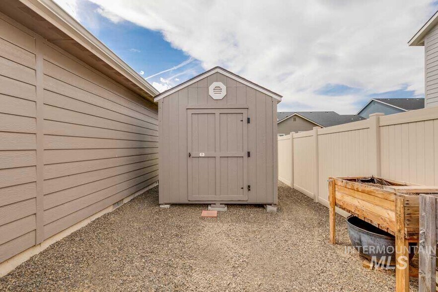 Building Photo - 6033 N Silver Spruce Ave
