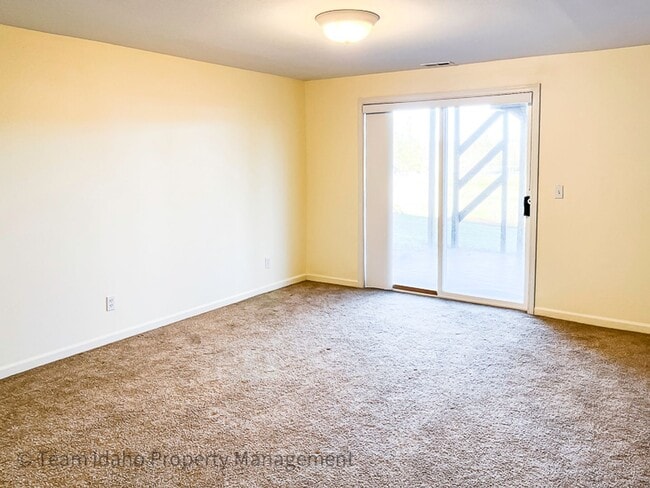 Building Photo - 5 bedrooms, 3 baths, and 3004 sqft Single Family Home