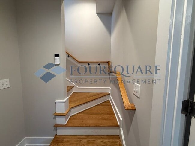 Building Photo - Beautiful  3-Bed / 3.5-Bath End-Unit Townhome with Rooftop Patio, Skyline Views & Climate-Control...