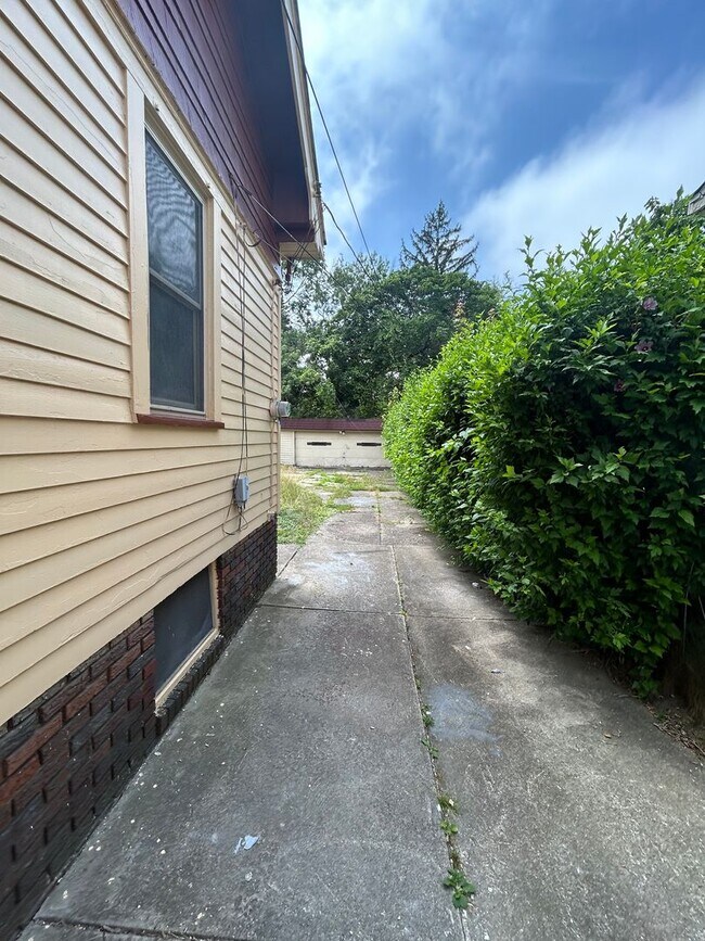 Building Photo - SECTION 8 READY!!