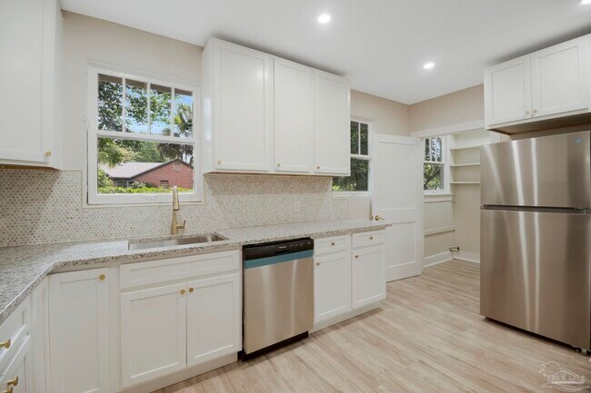 Building Photo - 1322 Wisteria Ave