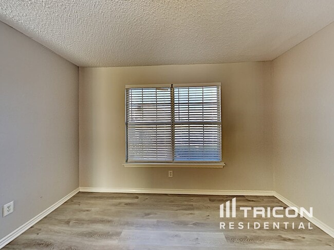Building Photo - 1052 Shadywood Dr