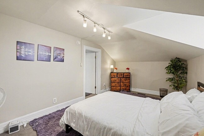 Building Photo - 1391 Woodbridge St